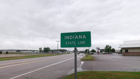 Letrero-De-La-Línea-Estatal-De-Indiana-En-La-Línea-Estatal-Con-Michigan-Con-Video-De-Cardán-Caminando-Hacia-Adelante