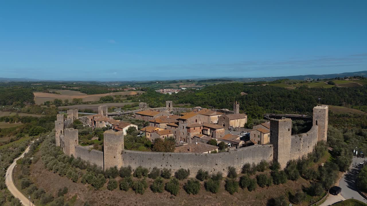 monteriggioni en la toscana, italia. castillo fortificado, antigua aldea romana medieval. forma redonda