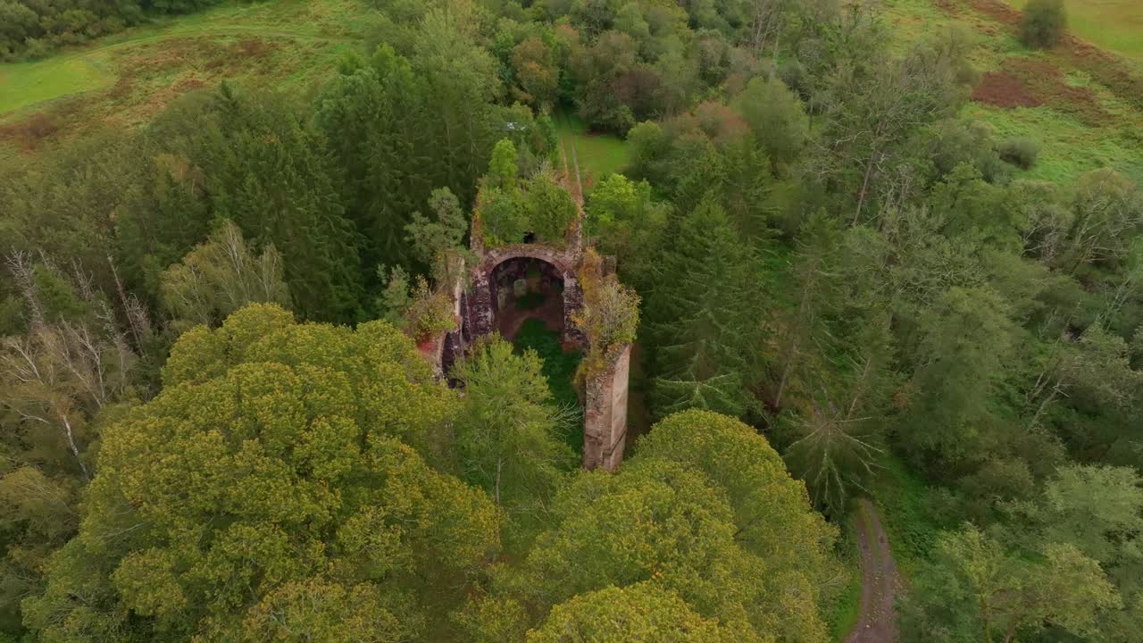 Veduta aerea panoramica delle rovine di una chiesa in una foresta lussureggiante, Kočov, Repubblica Ceca