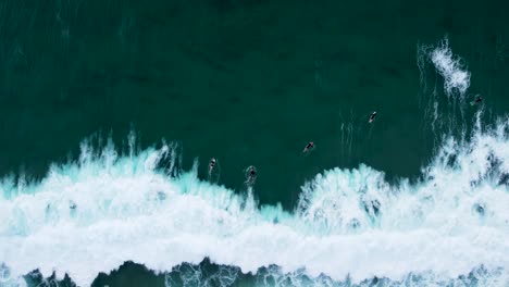 Drohnenaufnahme-Von-Big-Wave-Und-White-Wash-Ocean-Shot-Mit-Surfern-Und-Bodyboardern-Duck-Dive-Am-Lakes-Beach-Budgewoi-NSW-Australien-Central-Coast-3840x2160-4k