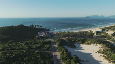 Desvelando-La-Impresionante-Playa-Joaquina-En-Una-Hermosa-Mañana-Soleada