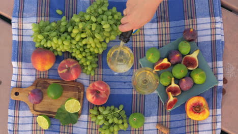 Fresh-fruits-and-white-wine