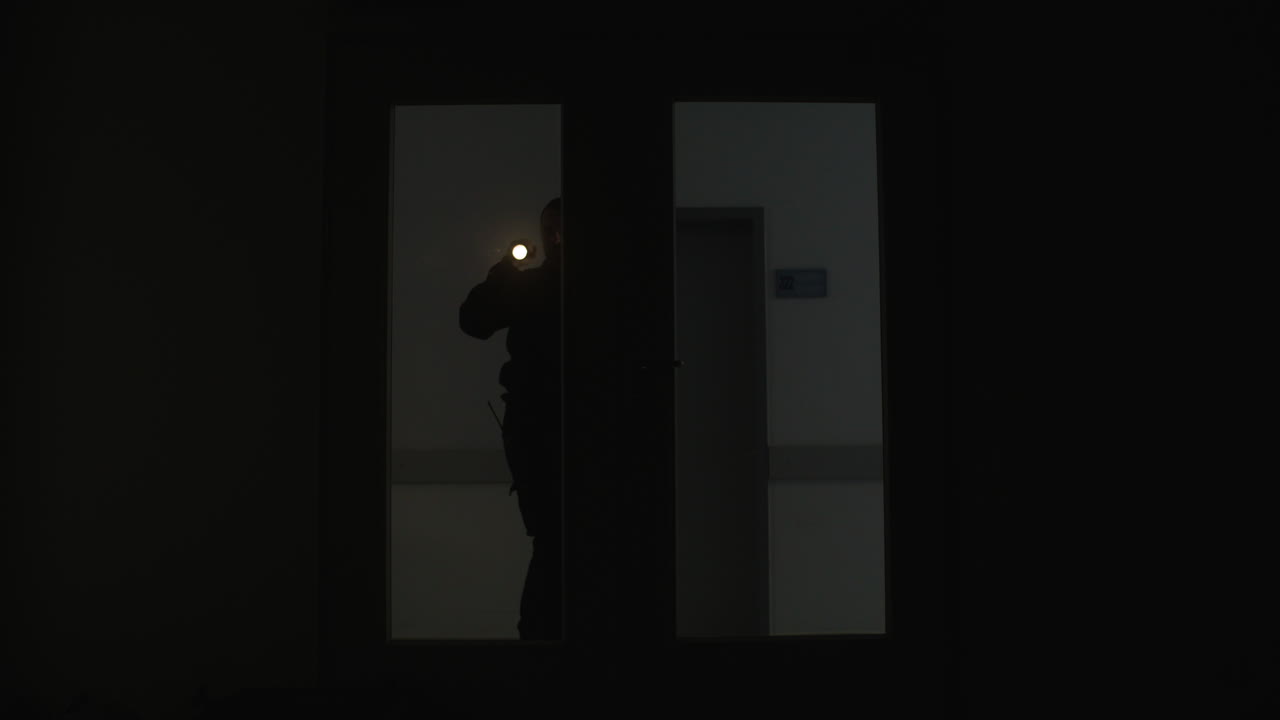 복도에서 일하는 제복을 입은 남자