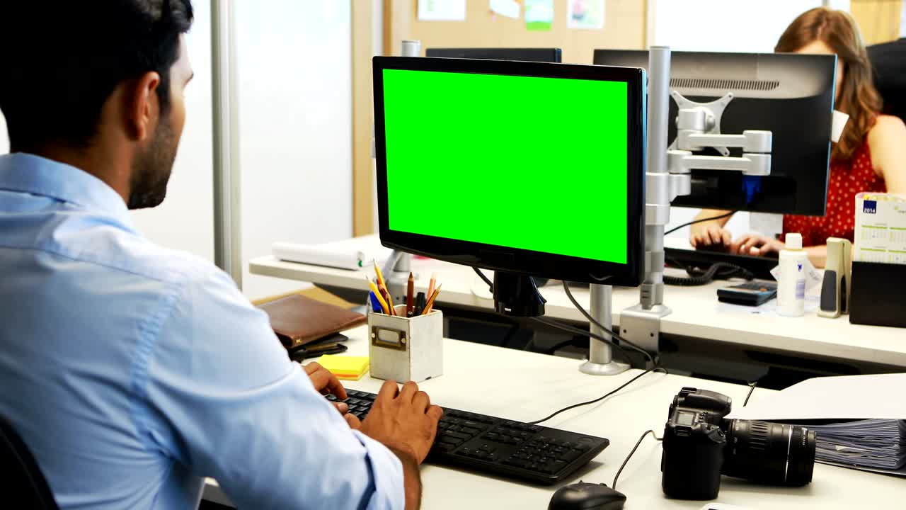 ejecutivo masculino trabajando en la computadora