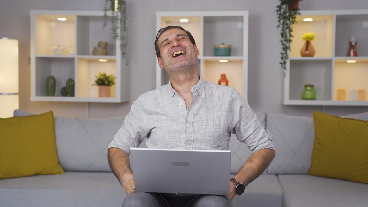 일을 끝내고, 그 사람은 휴식을 취합니다.