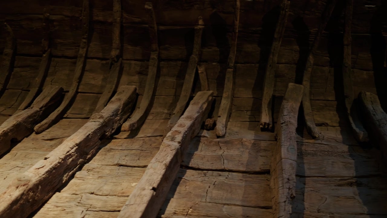 Ampia vista del fasciame dello scafo in legno di un relitto