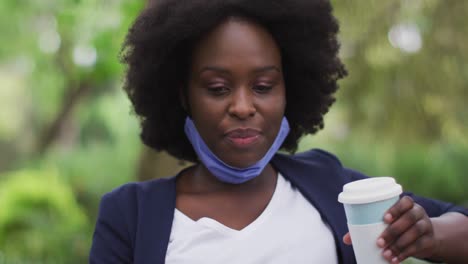 Afroamerikanische-Frau-Mit-Gesichtsmaske-Im-Park