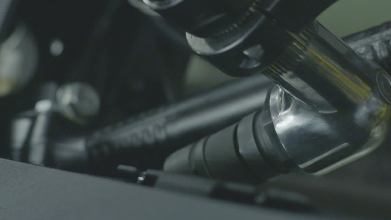 primer plano de las piezas del motor de la motocicleta que se están reparando