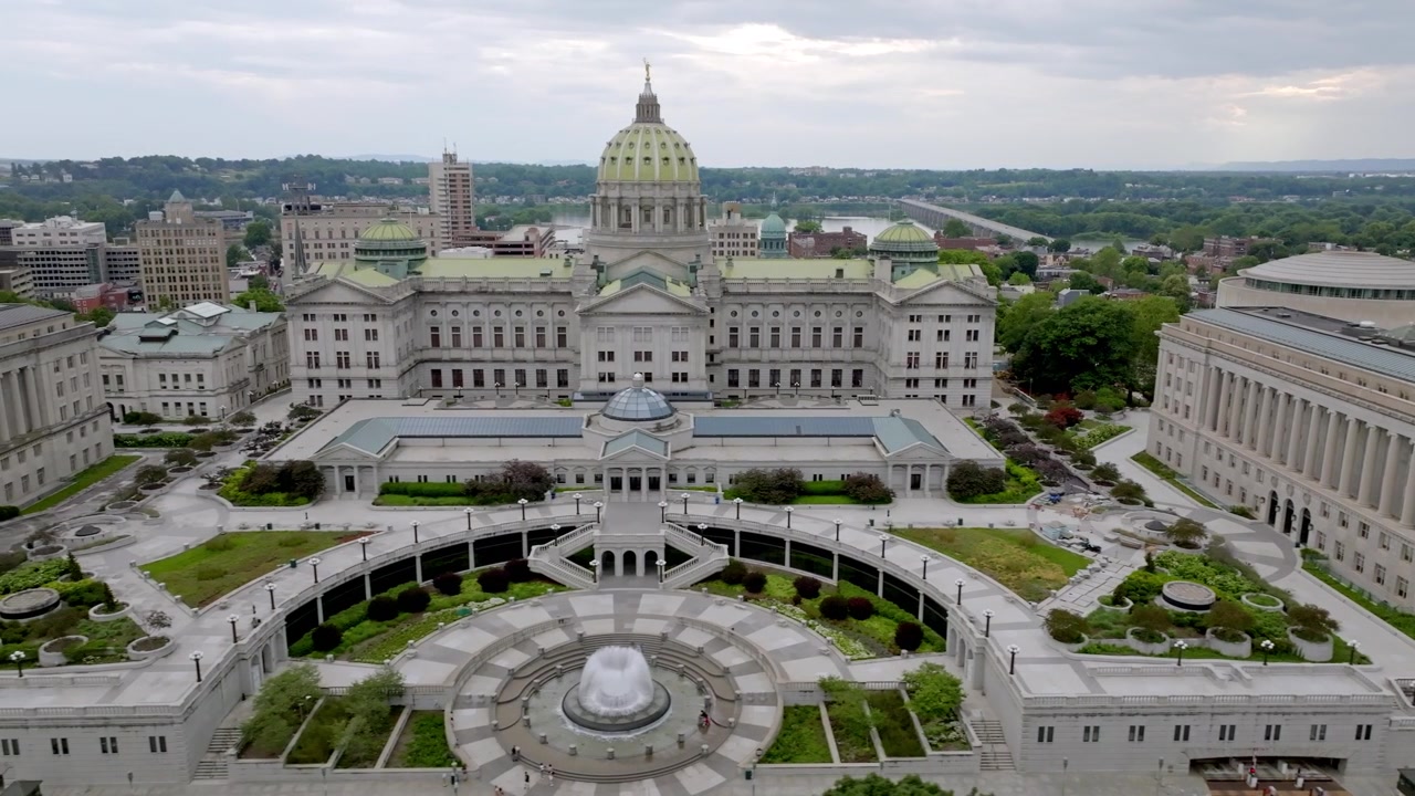 Pennsylvanias delstatshovedstadsbygning, der viser området med dronevideo, der bevæger sig fra højre mod venstre