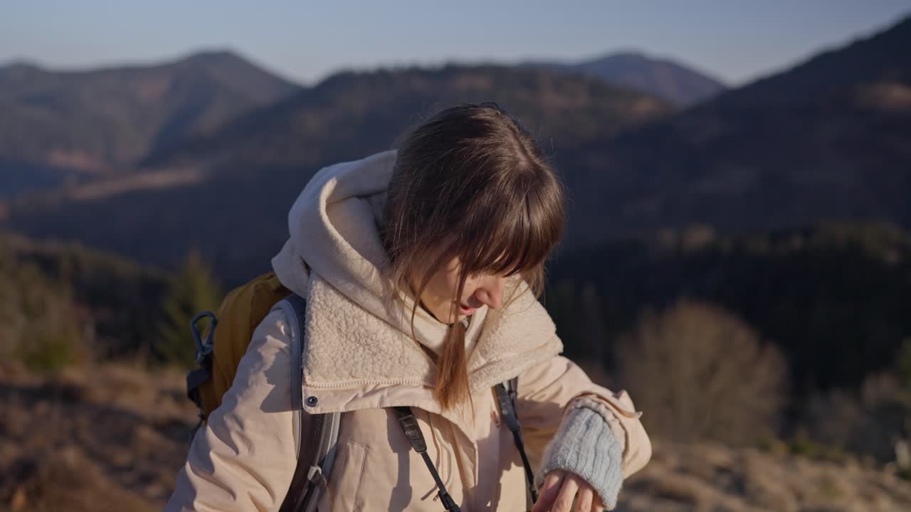 산에서 하이킹하는 여자