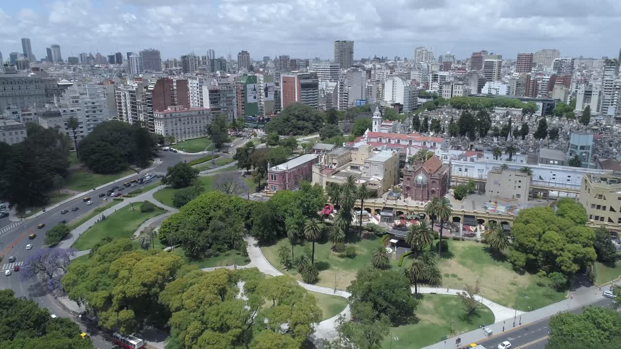 zoom de escena aérea de drones en el histórico cementerio de la recoleta de buenos aires - argentina