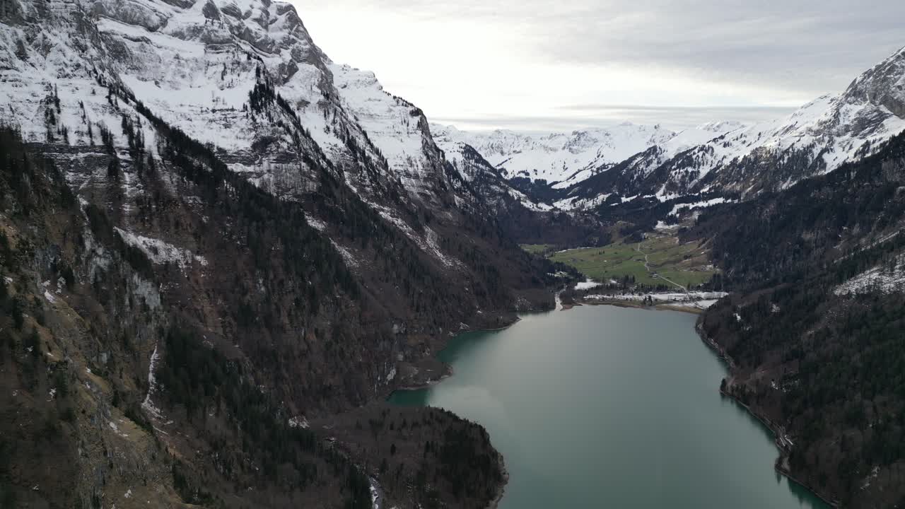 klöntalersee suiza glarus hermoso lago en el valle de los alpes
