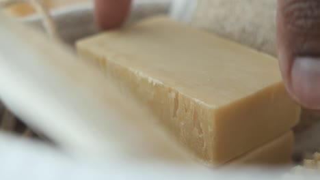 jabón natural hecho a mano con loofah