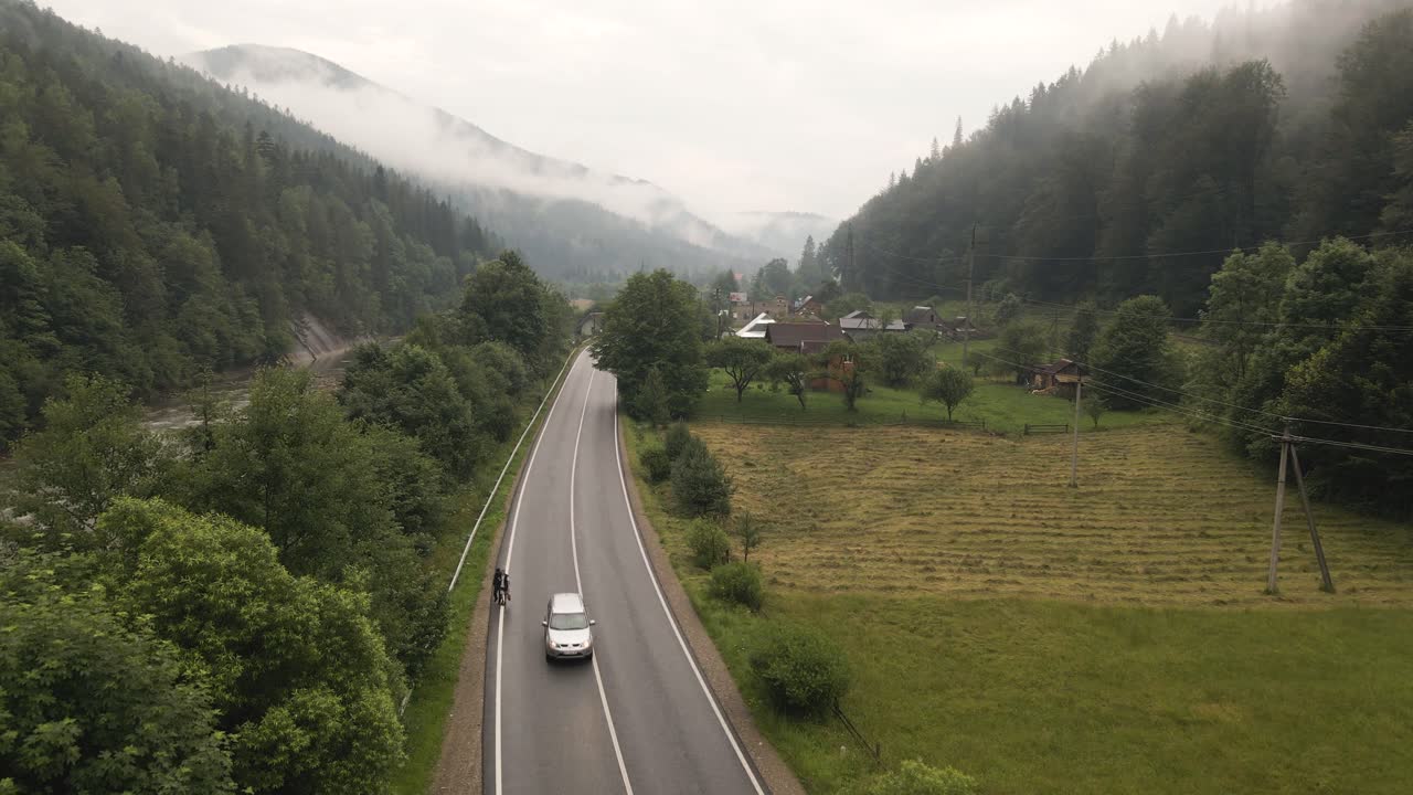 우크라이나 시골 도로 위로 날아가는 중