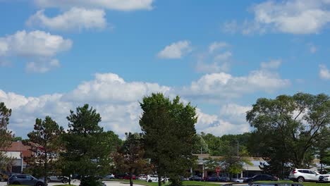 Schöner-Tag-Mit-Blauem-Himmel-Mit-Wolken-Am-Sonnigen-Tag