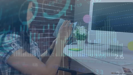animación del procesamiento de datos financieros sobre una mujer de negocios caucásica leyendo en la oficina.