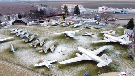 Flugzeuge-Im-Luftfahrtmuseum-Am-Wintertag-In-Kunovice,-Tschechische-Republik