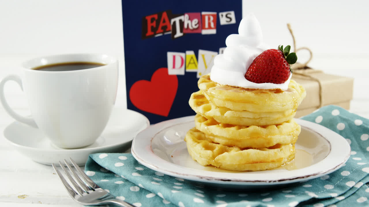 comidas dulces con café negro y regalo 4k