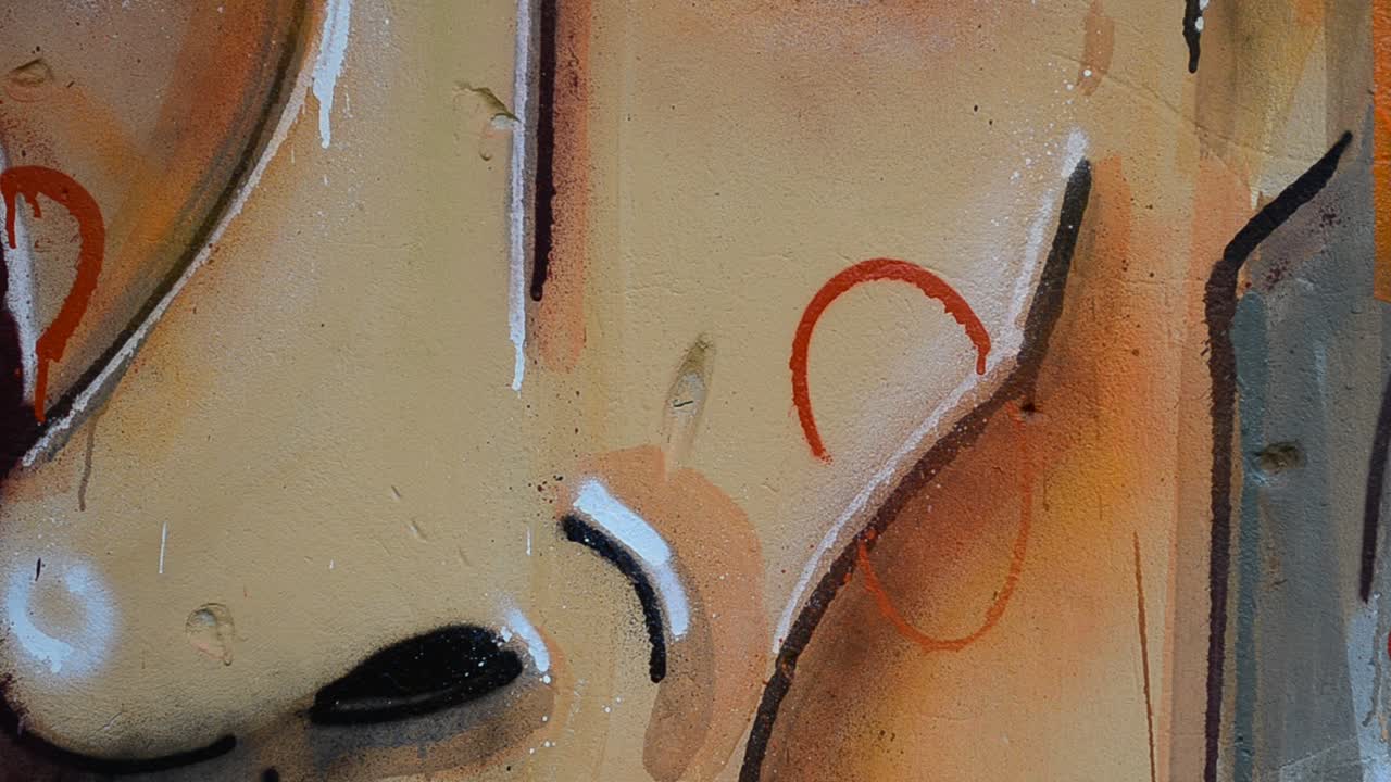 Konstnären målar graffiti, bild av en person med pipa.