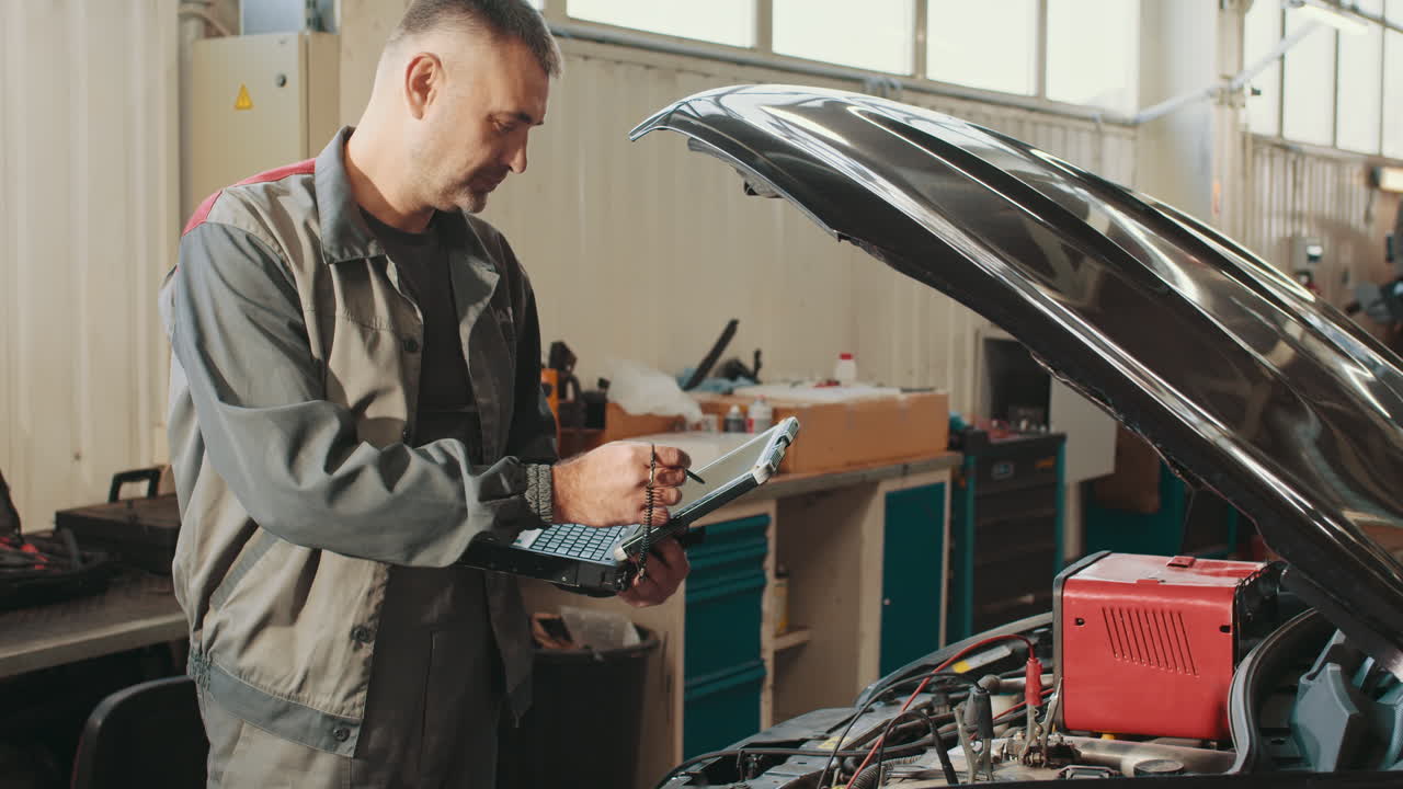 mecánico de automóviles inspeccionando un coche