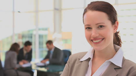 una mujer de negocios morena sonriente.