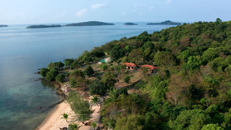 Imágenes-Aéreas-De-Drones-Girando-Alrededor-De-Una-Villa-Con-Piscina-En-Una-Isla-En-Camboya