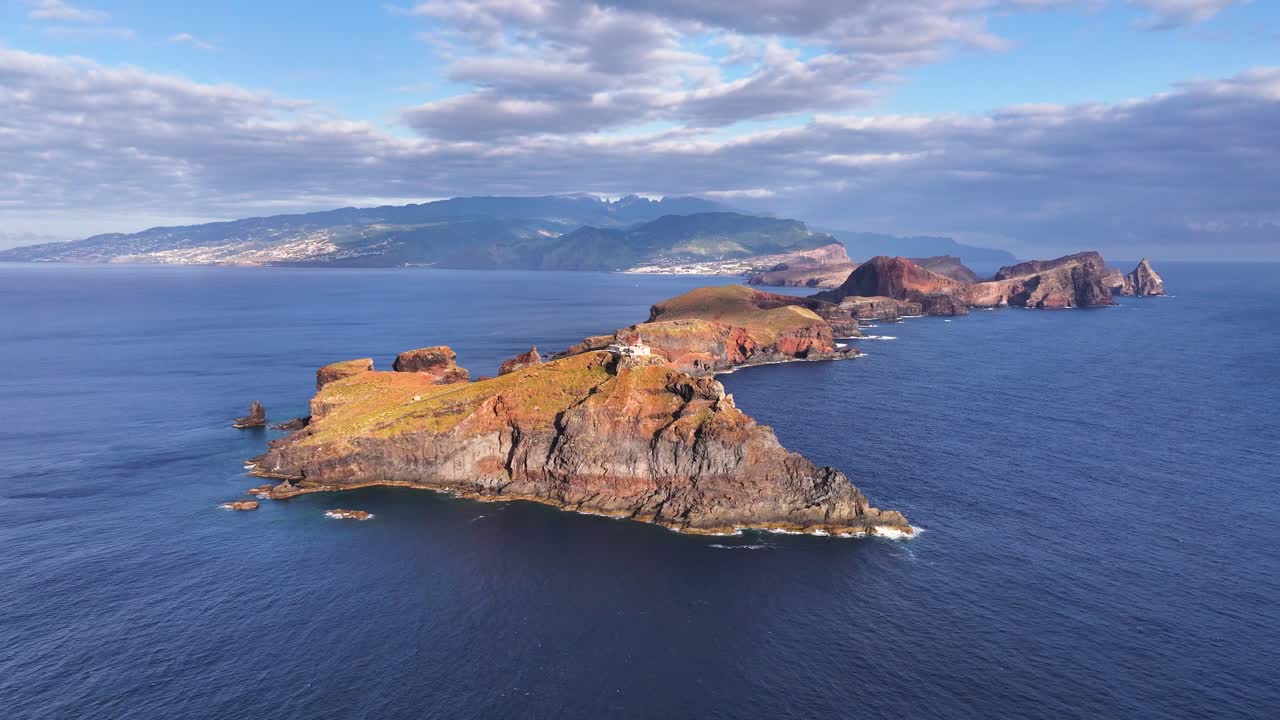 Farol da Ponta de São Lourenço su isolotto all'estremo est di Madeira, ripresa aerea