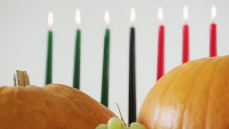 composición de siete velas encendidas y calabazas de halloween