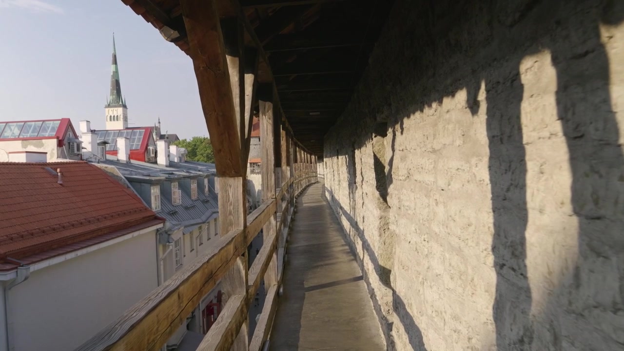 POV camminando sulle mura della città vecchia a Tallinn, Estonia