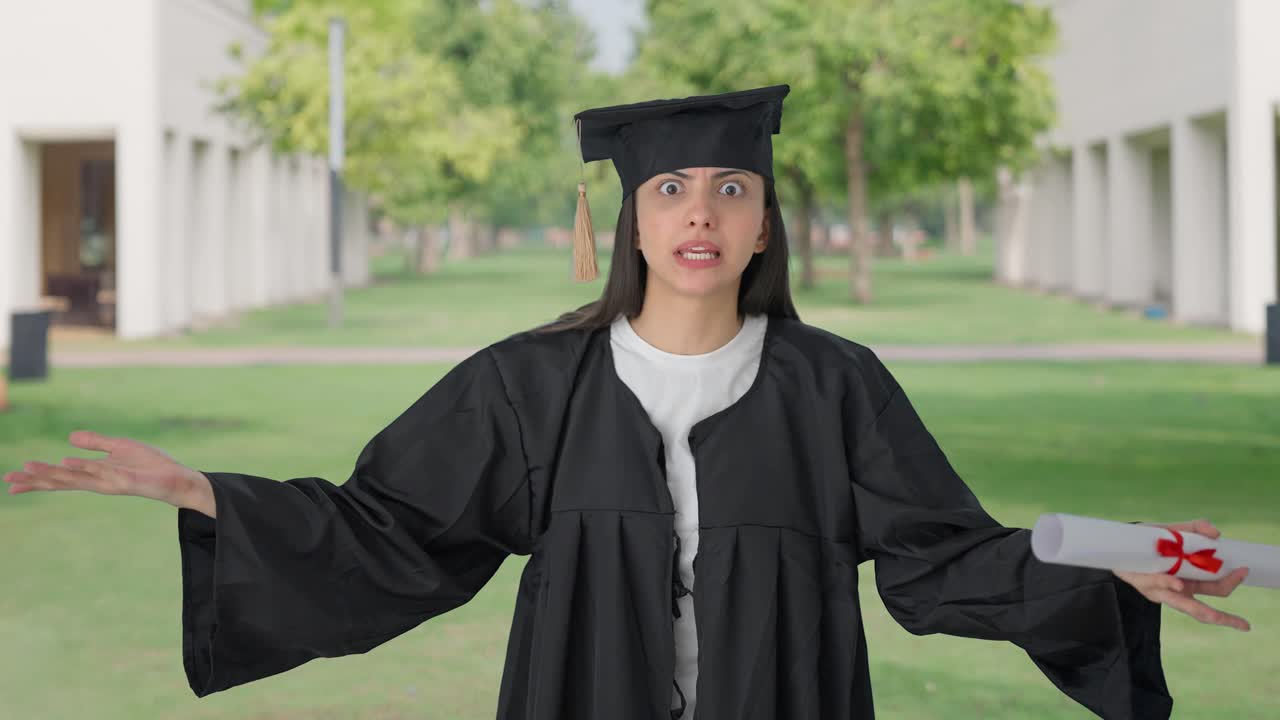 chica india enojada graduada de la universidad quejándose y gritando