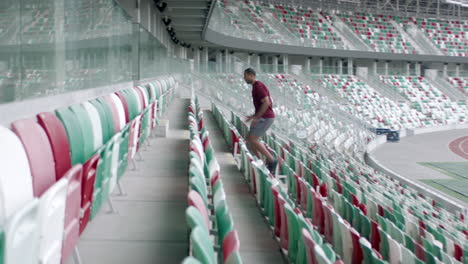 retrato de un hombre negro caucásico afroamericano entrenando en una pista de estadio vacía temprano en la mañana. tomado con lente anamórfica