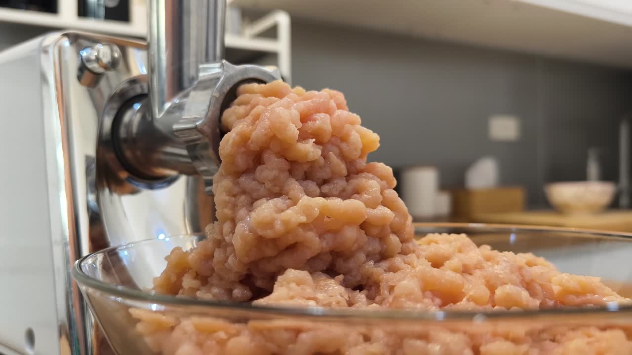 frango picado numa tigela a ser preparado com um moedor de carne