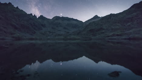 Timelapse-of-milky-way-in-Laguna-Grande-de-Gredos,-Spain