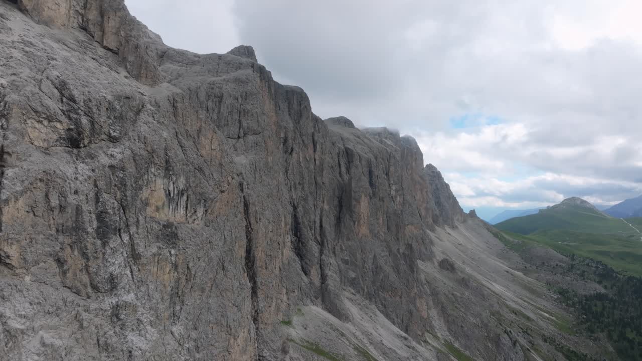 imágenes aéreas cinematográficas de un avión no tripulado volando muy cerca de la cordillera de la selva cerca de passo gardena, dolomitas