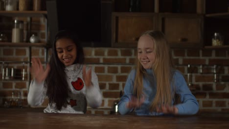 niñas sonrientes divirtiéndose en la cocina