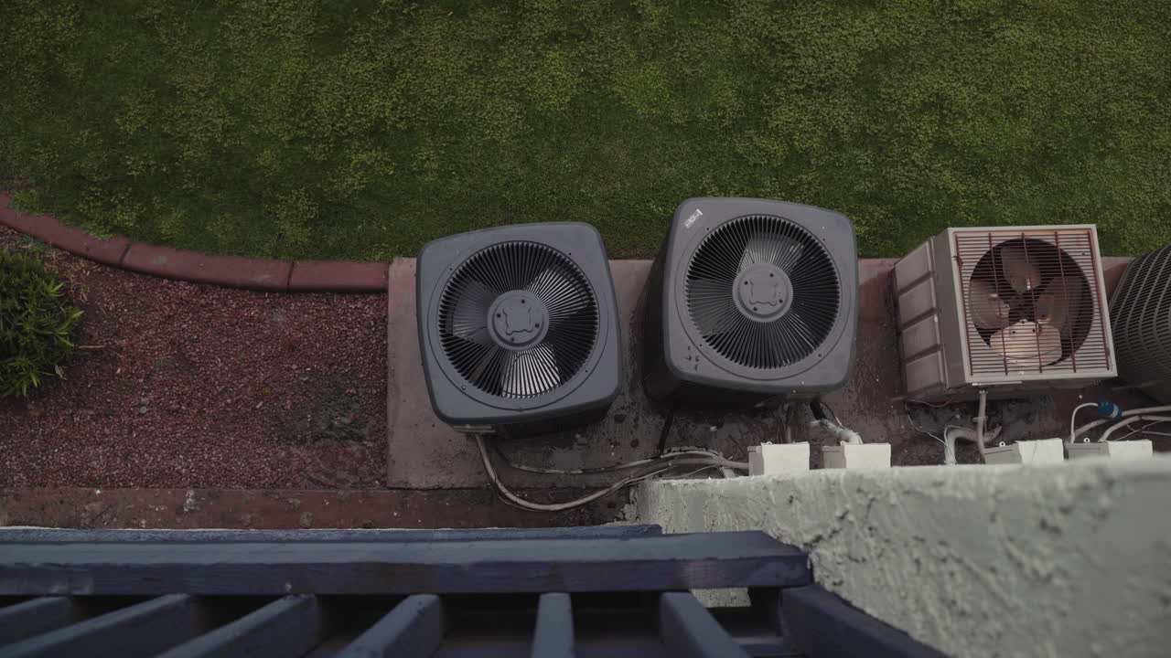 fila de unidades de aire acondicionado afuera bajo la lluvia - vista desde el balcón