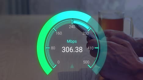 animación del velocímetro verde sobre las manos de un hombre biracial que usa un teléfono inteligente