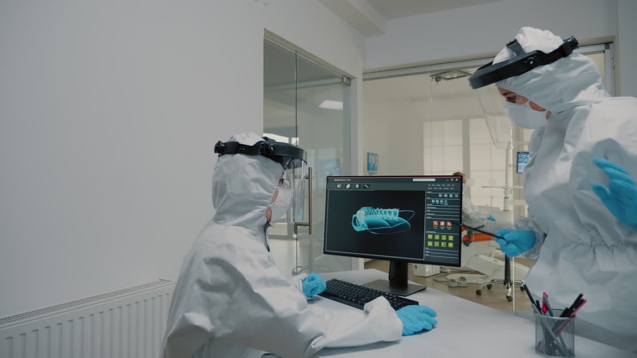 equipo profesional de estomatología analizando rayos x de los dientes