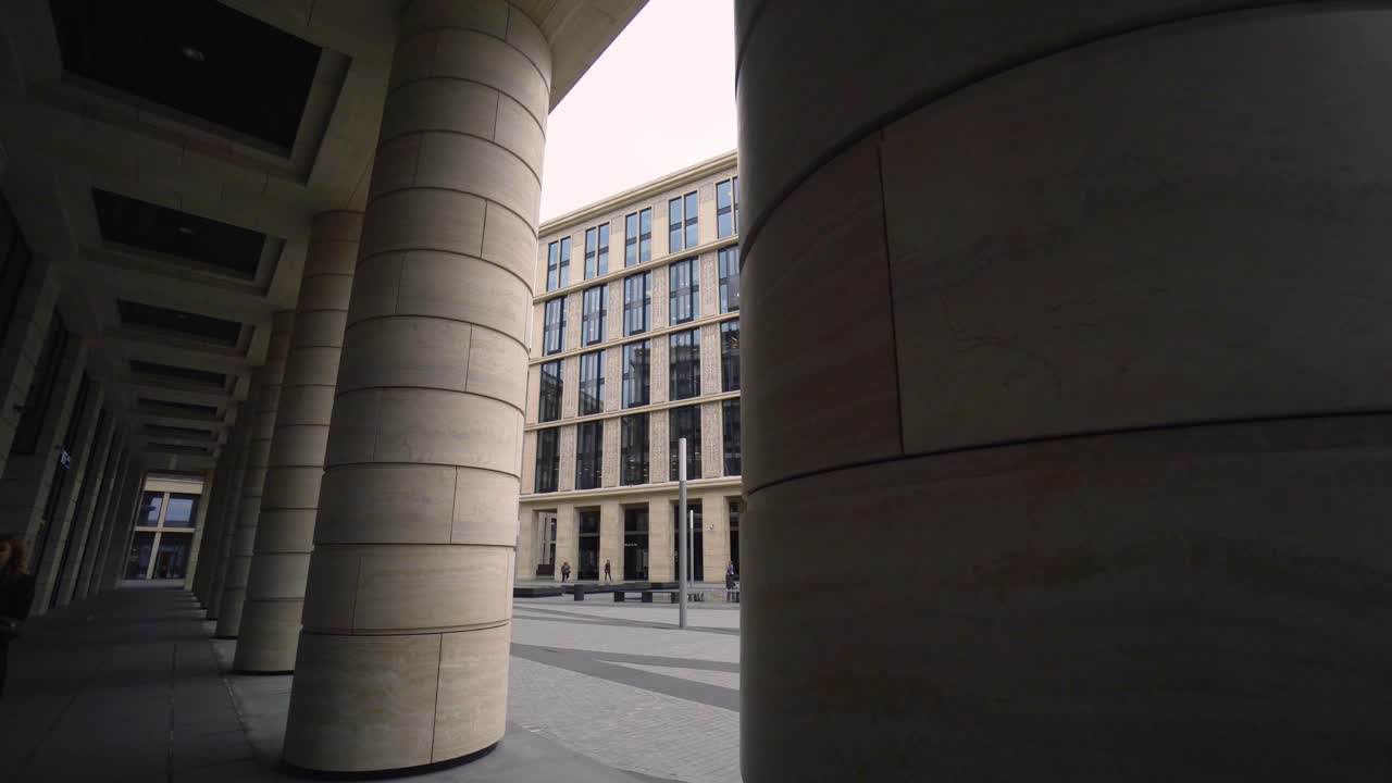 exterior de un edificio de oficinas moderno con columnas