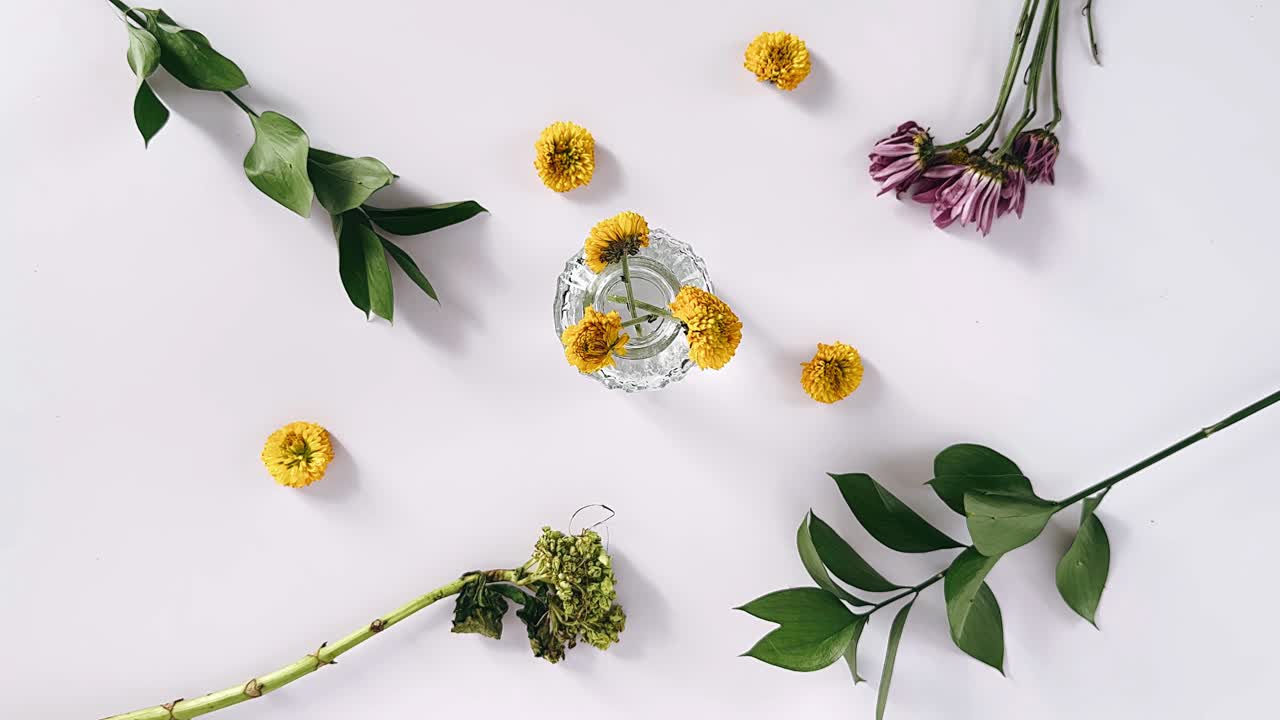 arreglo floral con crisantemos amarillos y púrpuras