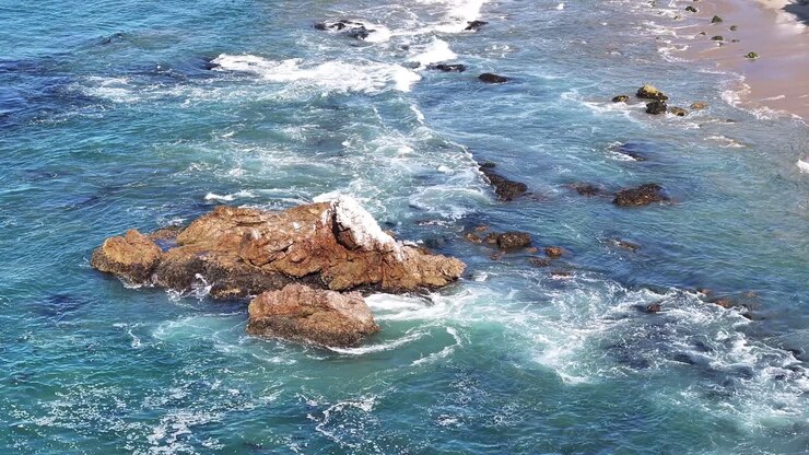 Une côte rocheuse avec des vagues violentes