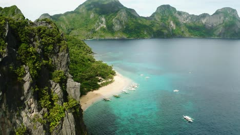 Vista-Aérea-De-La-Isla-Y-La-Playa-De-Dilumacad-En-El-Nido