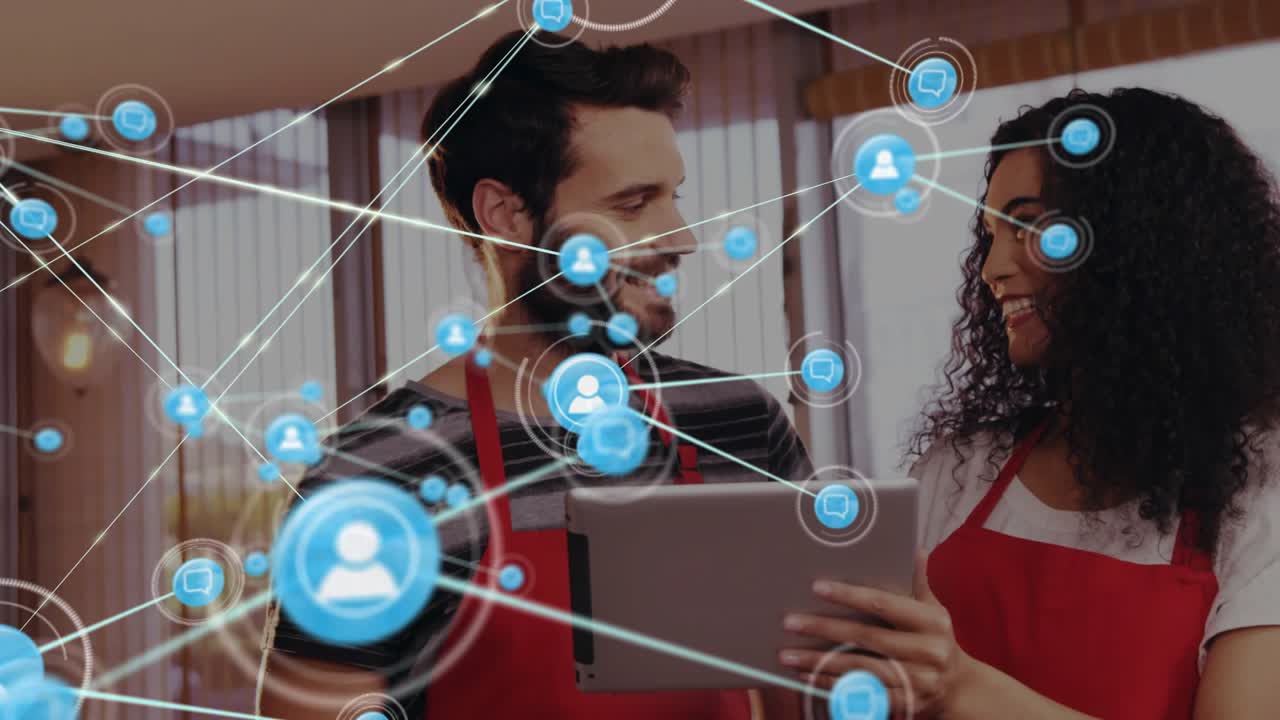 Compañeros de trabajo tocando la pantalla de la tablet para iniciar el icono de usuario que genera nodos de red en la presentación tecnológica