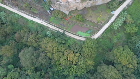 Aerial-view-from-above-of-an-Italian-medieval-city-at-first-light,-medium-shot