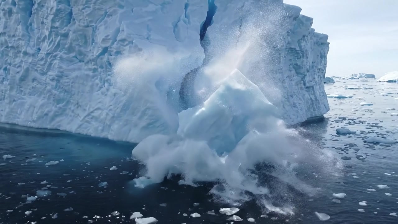 Ein faszinierender Anblick massiver Eisberge, die in ruhigen Gewässern treiben und die Schönheit und Zerbrechlichkeit polarer Landschaften in eisigen Klimazonen zeigen.