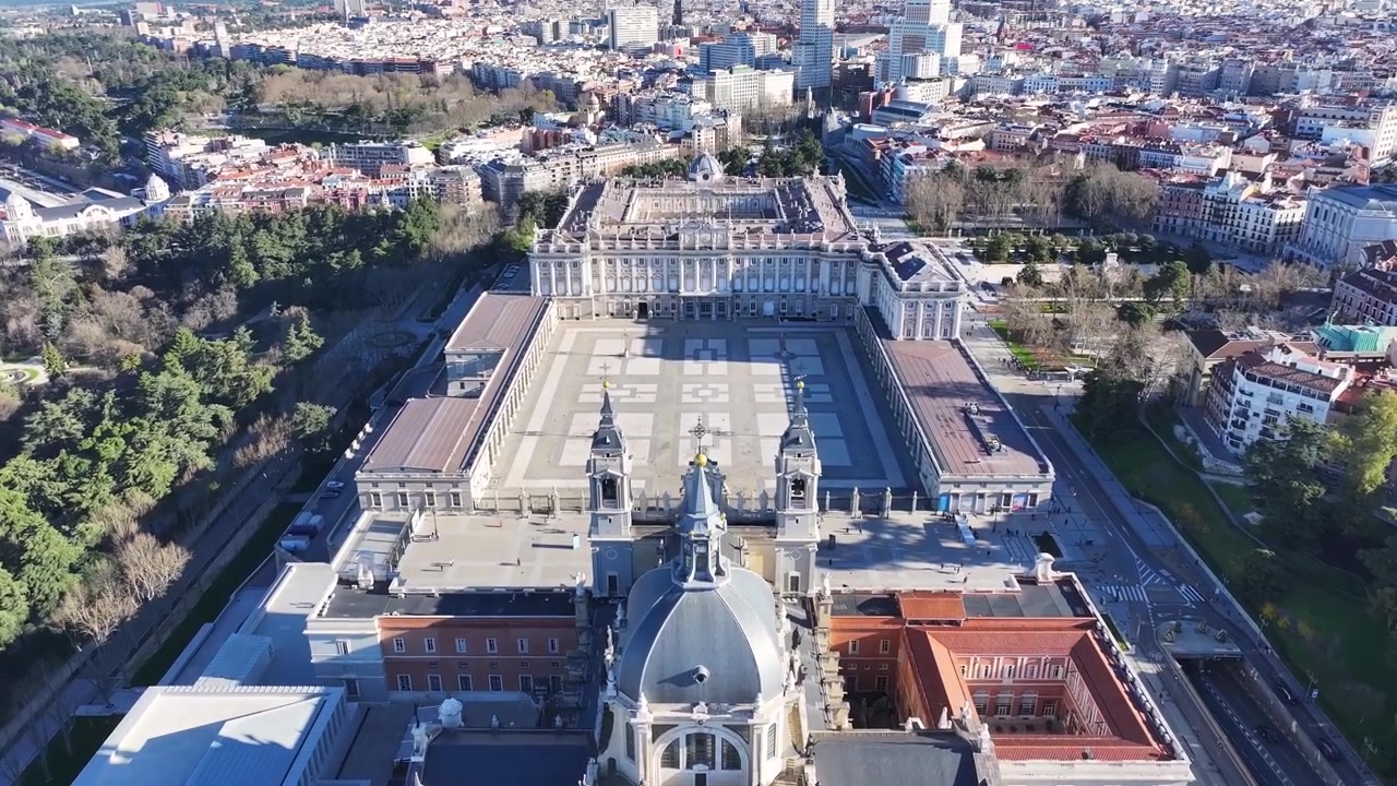 Palazzo Reale di Madrid in Spagna. Paesaggio urbano medievale. Teatro Reale. Bellissimo Giardino. Palazzo Reale di Madrid in Spagna. Skyline di Plaza de Oriente.