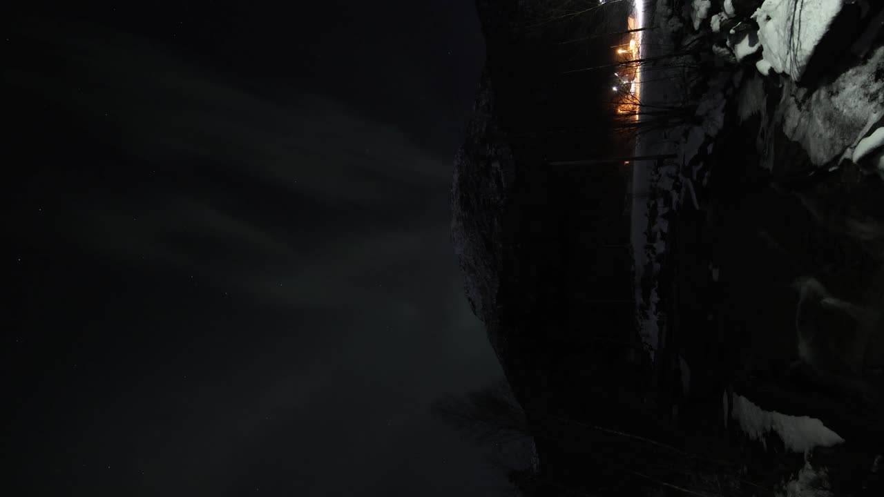 зеленая аврора бореалис низкой силы медленно танцует над горой в окрестностях бергена норвегия - вертикально