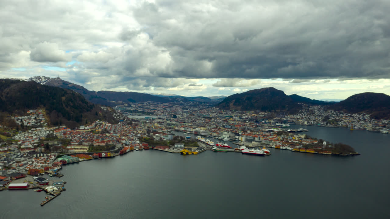 Ripresa con drone del centro di Bergen, Norvegia, e delle montagne circostanti