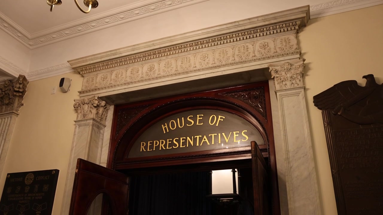 Ingresso della Camera dei Rappresentanti presso il Campidoglio dello stato del Massachusetts con video ripreso con gimbal che si inclina verso il basso