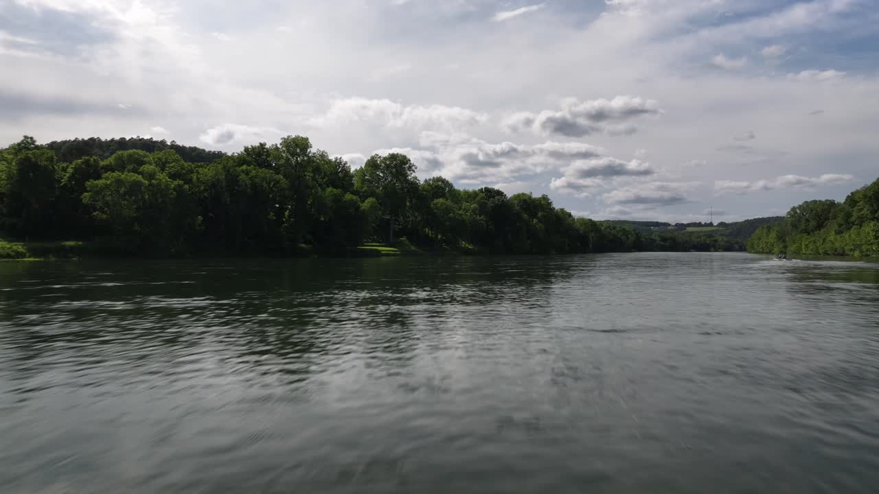 Sommerlandskab ved White River i Arkansas.